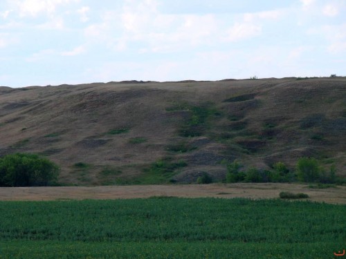 Многочисленные провалы на южном склоне холма