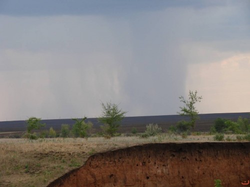Приближающийся дождь. Река Янгиз