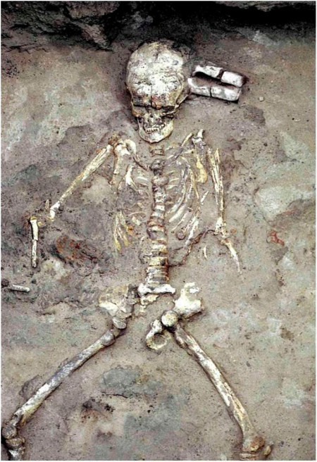 Рис. 5. Могильник у села Першин, курган 1. Этот литейщик отличался юным возрастом: ему было не больше 13 лет. Но его уже инициировали в мастера, о чем говорит литейная форма для втульчатого топора, лежавшая у левого виска (такой топор в начале III тыс. до н.э. предназначался всегда для племенной знати).