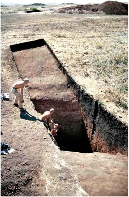 Рис. 8. 1. Стратиграфический разрез древнего разведывательного карьера IV-III тыс. до н.э.