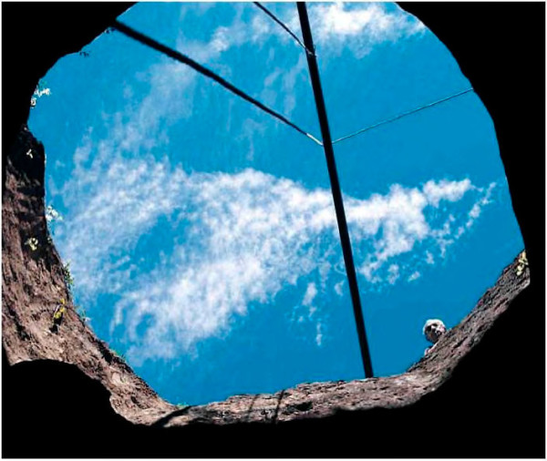 Рис. 9. Небо над Каргалами. Вид из расчищенной шахты.